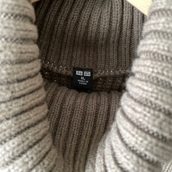 Like New Uniqlo Cotton Wool Turtle-neck Vest - Picture 3 of 4
